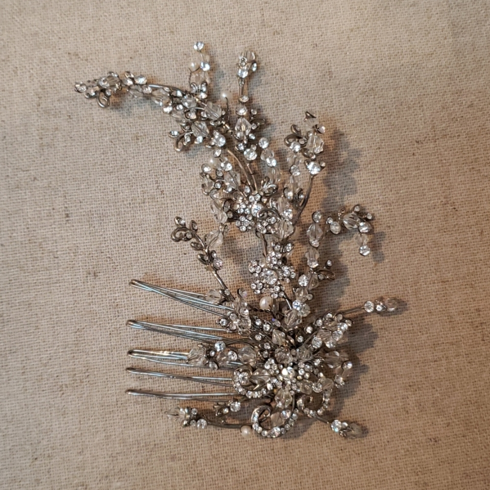 Wedding hair accessory withi crystals and rhinesto